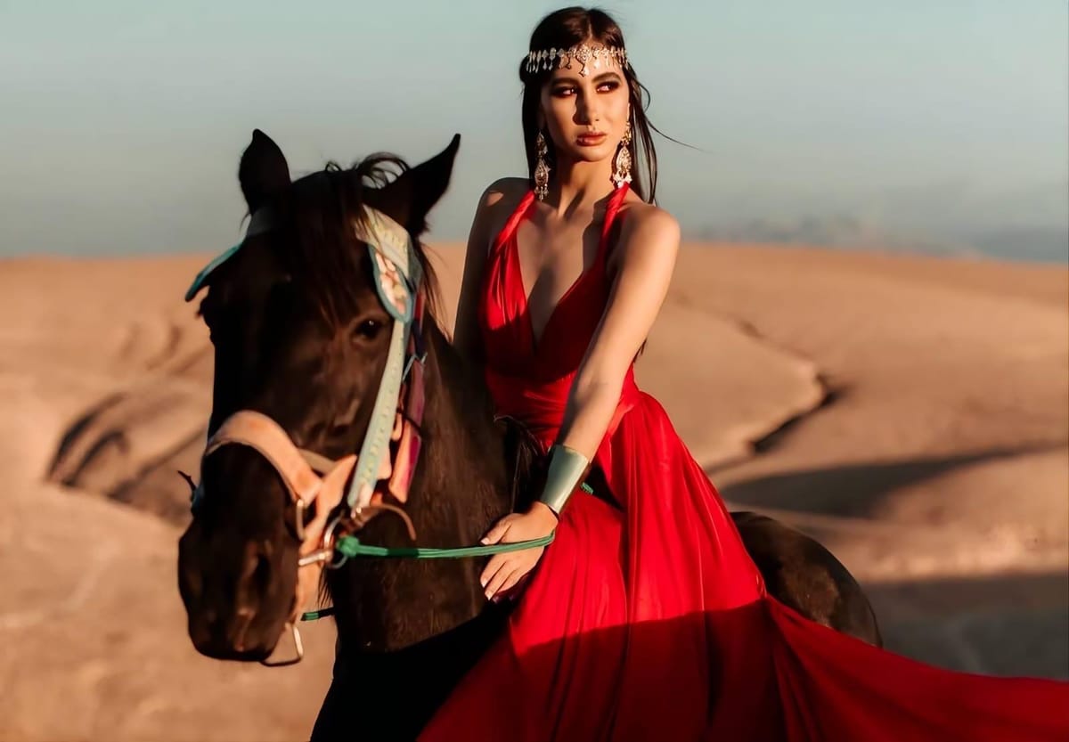Marrakesch: Fotoshooting mit fliegendem Kleid in der Agafay-Wüste — photo 2 of 14