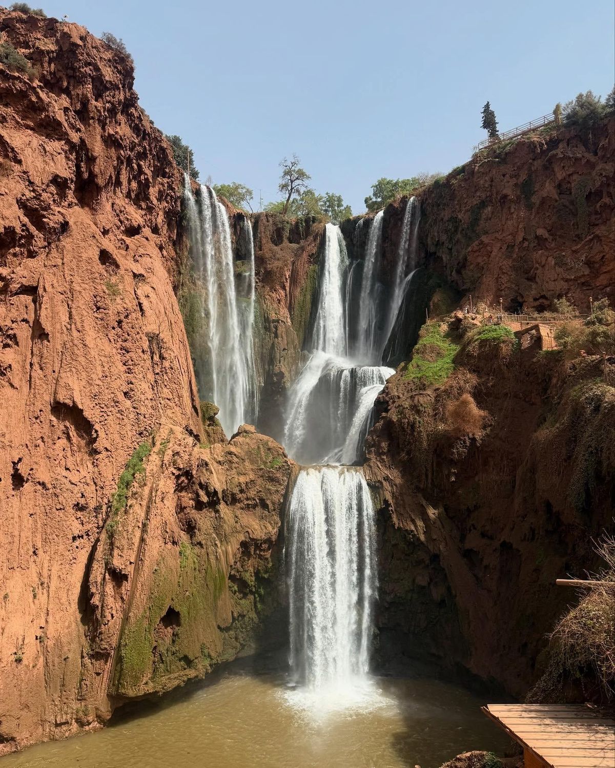 Ab Marrakesch: Private, luxuriöse Tour zu den Ouzoud-Wasserfällen & Bootsfahrt — photo 2 of 5