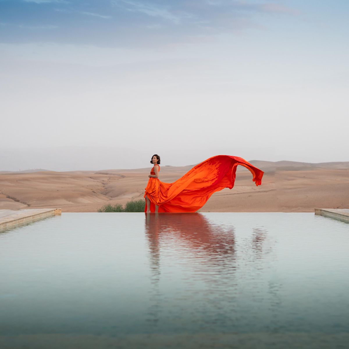 Marrakech: Fotoshooting im fliegenden Kleid in der Wüste von Agafay — photo 2 of 6