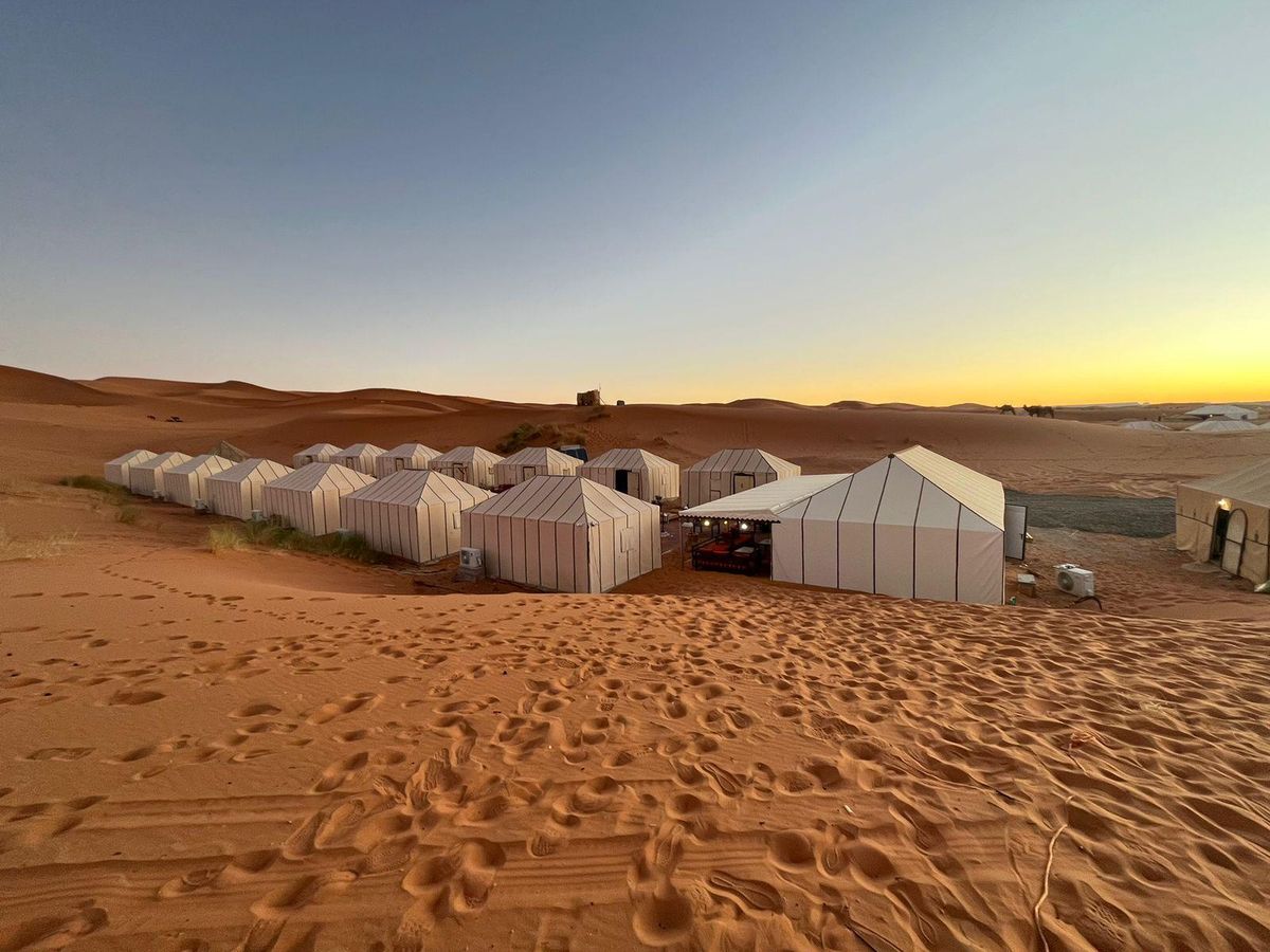 Merzouga: Übernachtung im Luxuscamp mit Kamelessen — photo 2 of 10